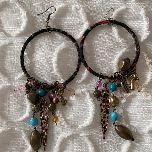 Two pairs of earrings - Picture 2 of 3